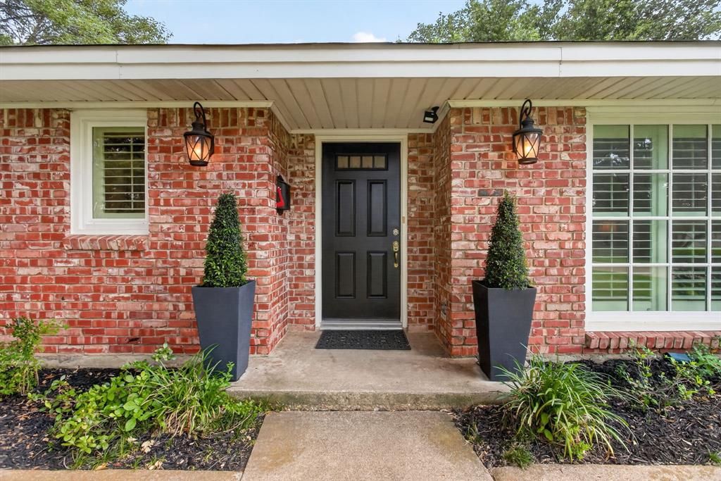 Photo of 6017 Wonder Drive, Fort Worth, TX 76133 (MLS # 21306703)