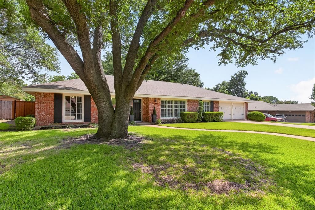 Photo of 6017 Wonder Drive, Fort Worth, TX 76133 (MLS # 21306703)