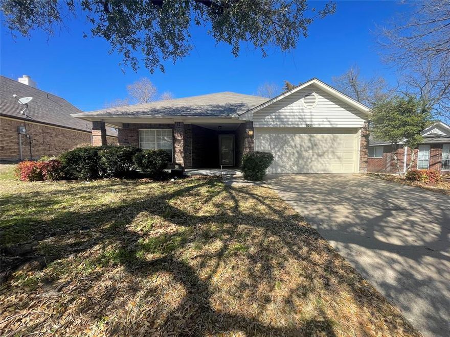 Welcome home to this 3 bedroom, 2 bath located in a fantastic area just minutes from shopping and dining!!  Beautiful open kitchen area with a generous sized breakfast room situated between two living areas!!  Split bedroom concept provides plenty of privacy!  Master bedroom is large enough for your king sized furniture with an updated bathroom and jetted tub! Front yard has a very nice covered porch and a huge tree with plenty of shade for a relaxing evening outside!  Home is positioned in the back of the subdivision so there is minimal traffic in this cul de sac area.  Schedule your viewing today!