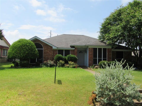 Photo of 812 Red Oak Drive, Lewisville, TX 75067 (MLS # 21331200)