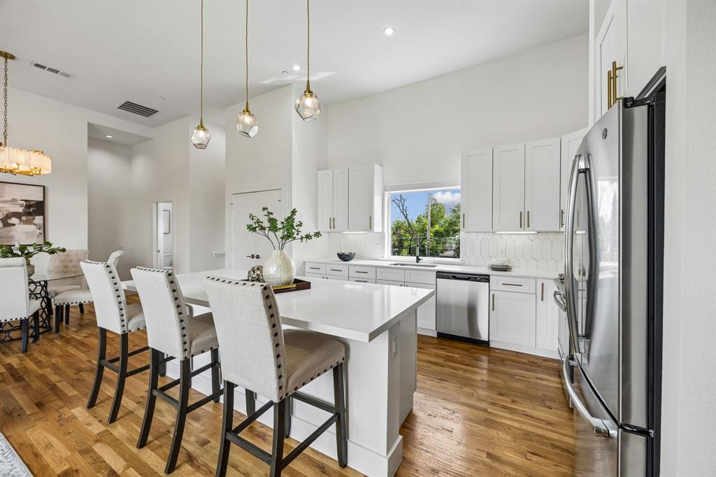 2611 Hondo Avenue 102