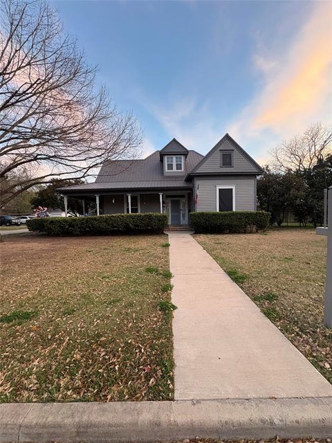 Photo of 818 E Elm Street, Hillsboro, TX 76645 (MLS # 21391390)