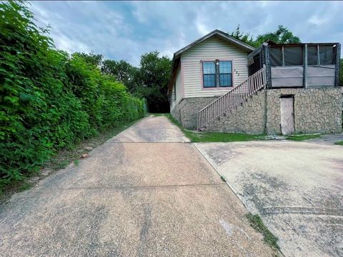 Photo of 323 Sparks Street, Dallas, TX 75203 (MLS # 21299957)