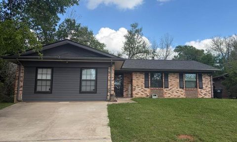 Photo of 108 N Wood Avenue, Denison, TX 75020 (MLS # 21231338)