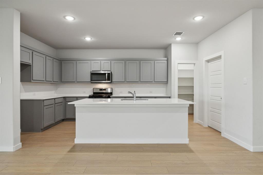 916 Edgehurst Drive