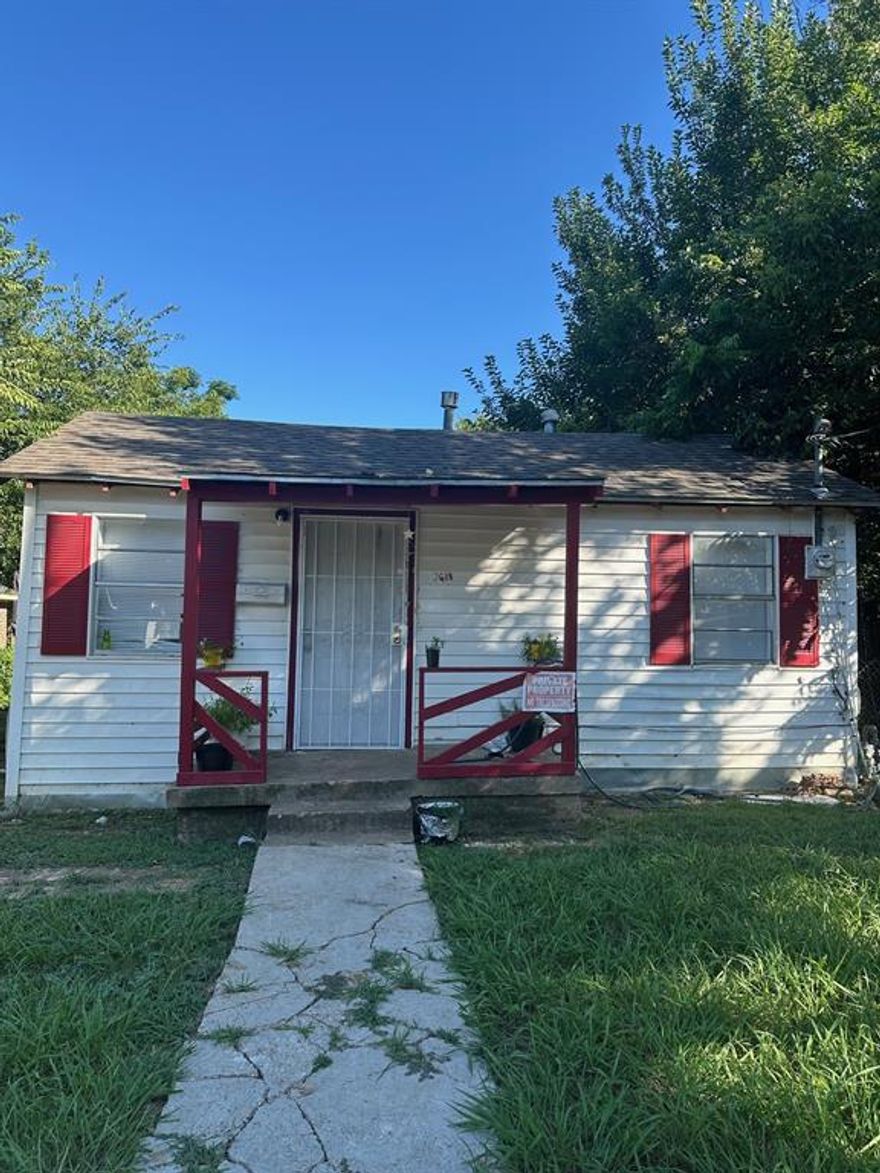 Great find for investors or first-time homebuyers! Updated with new flooring, a full kitchen remodel, and an extra bedroom! This home offers solid value, convenient location and tons of opportunity! Tenant Occupied, Contact agent for showings.
Buyers and buyer's agent to verify all information.