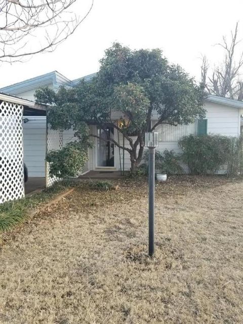 407 W 12th Street Quanah TX 79252