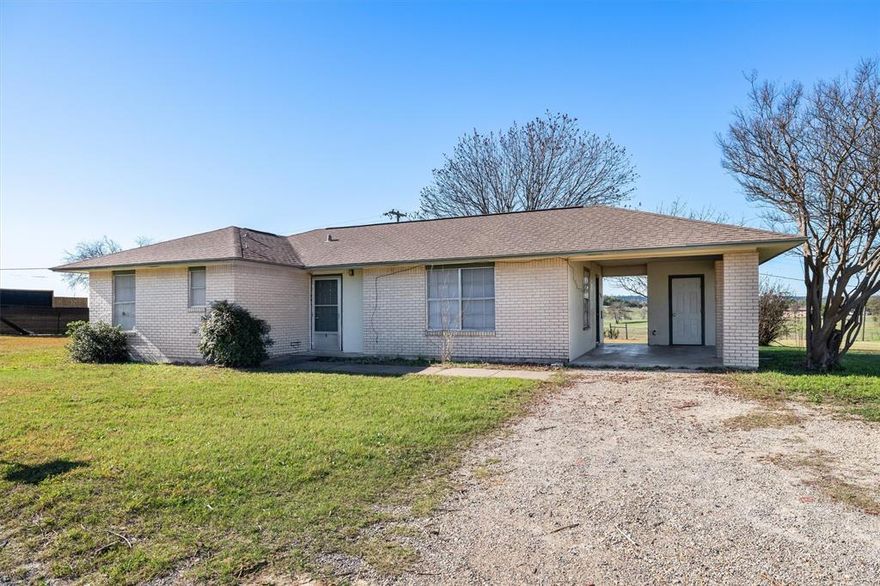 3BR 1.5BA home on large corner lot in Meridian. Move-in ready with fresh paint and cleaning throughout. Features include spacious rooms, abundant closet space, resurfaced kitchen countertops, washer and dryer connections, covered parking, and exterior storage room. Functional layout with great natural light. Owner finance available with down payment.  
Ideal for first-time buyers, downsizing, or investment property.