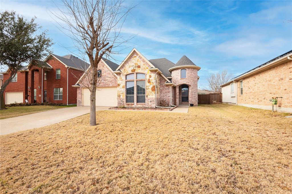 211 Wooded Creek Avenue