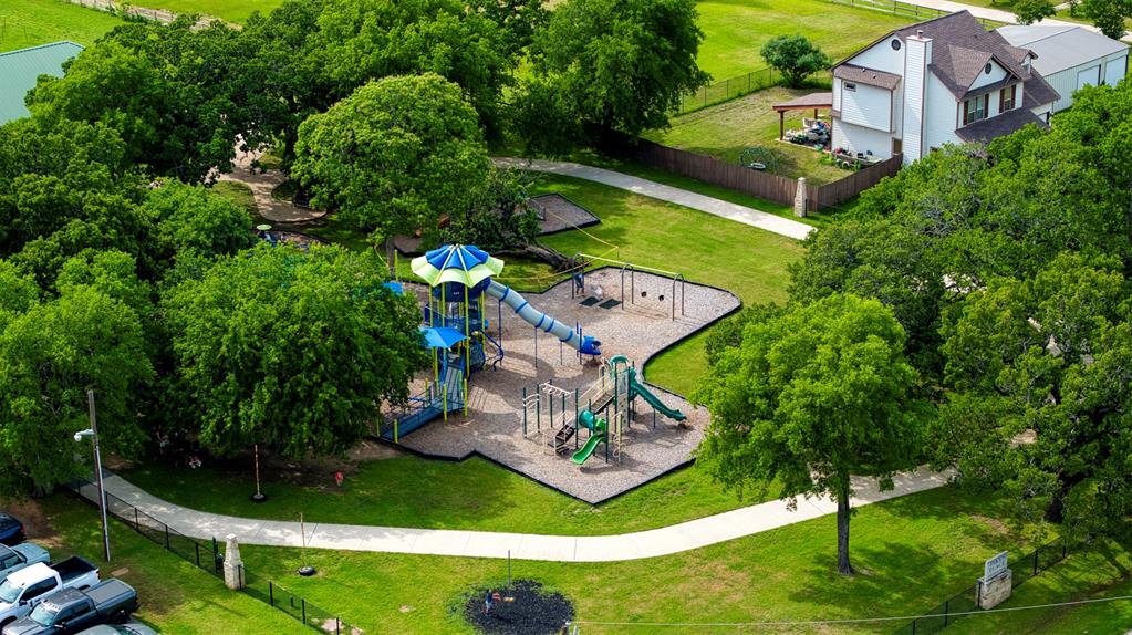 Emerald Sound At Lake Lewisvil - Residential