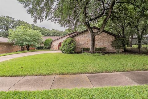 Photo of 608 Sandlin Drive, Bedford, TX 76021 (MLS # 21284158)