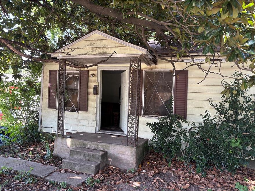 INVESTOR SPECIAL!! Great location minutes from Downtown and Fair Park in an up and coming neighborhood! Home needs some TLC but its a great opportunity for the right person!