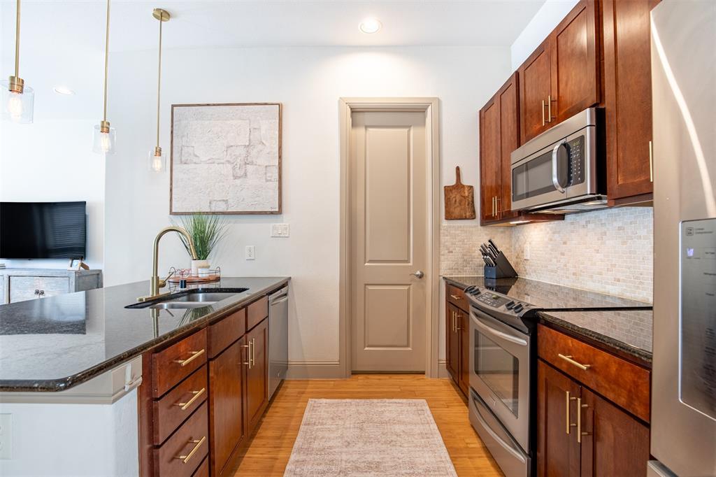 5916 Hudson Street Regime - Residential