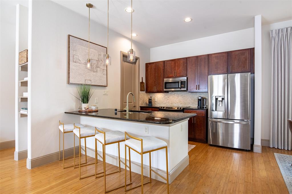 5916 Hudson Street Regime - Residential