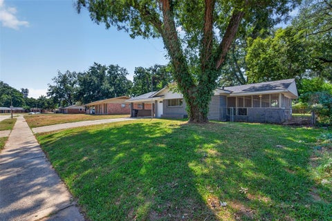 Tiny photo for 3922 Parkway Drive, Bossier City, LA 71112 (MLS # 21394664)