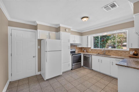 Tiny photo for 3922 Parkway Drive, Bossier City, LA 71112 (MLS # 21394664)