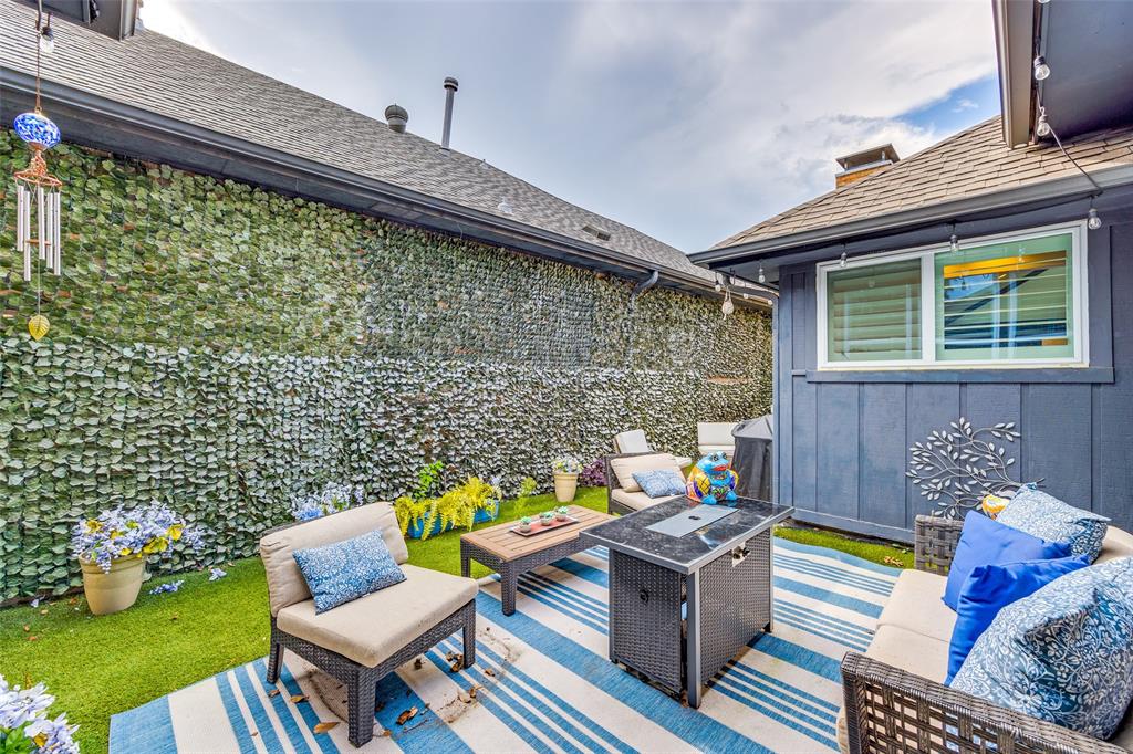 6222 TWIN OAKS Circle