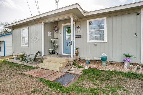 Photo of 901 Park Street, Greenville, TX 75401 (MLS # 21191285)