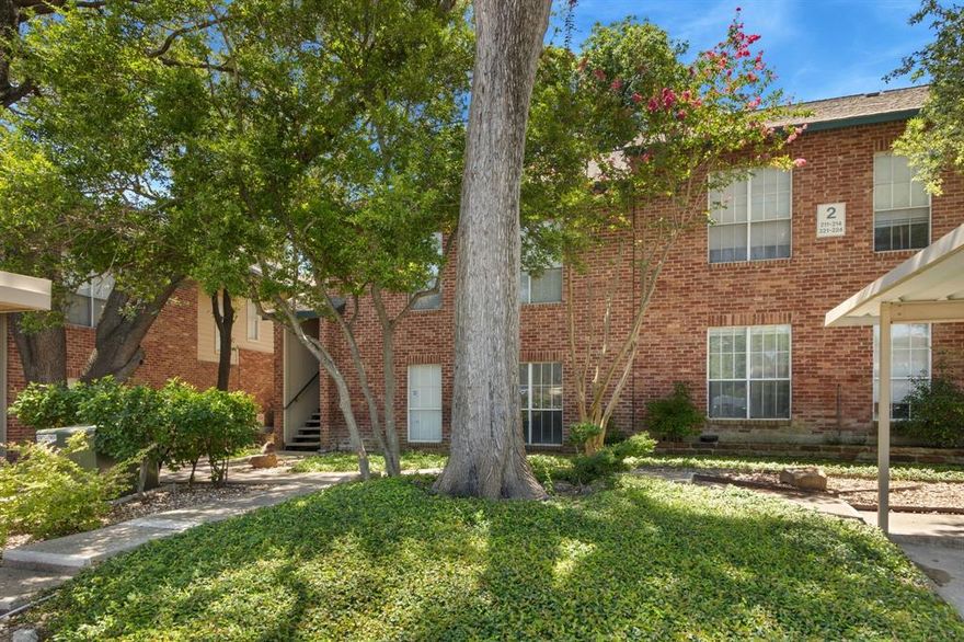 Beautiful 2 bedroom condo located in heart of Dallas, Only few minutes from highway 75. Fully remodeled including kitchen, bathroom and flooring. Bright and open, great size balcony.beautiful view from each windows.Private entry to the unit. 
Dryer and washer are included. This condo is close to shops and restaurants, Walking distance to top Golf and SoPac Trail. Only few minutes drive to North Park Mall and Dart station.
This gated community offers pool, mature trees and green common areas. Quiet and peaceful.
Parking space is number 9.