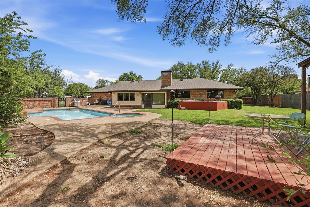 1226 Crestwood Drive