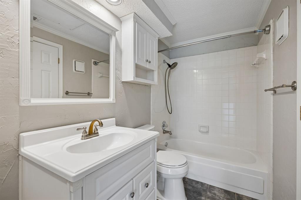 Oaks Of Lakewood Condo - Residential