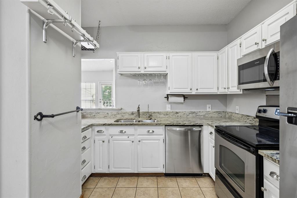 Oaks Of Lakewood Condo - Residential