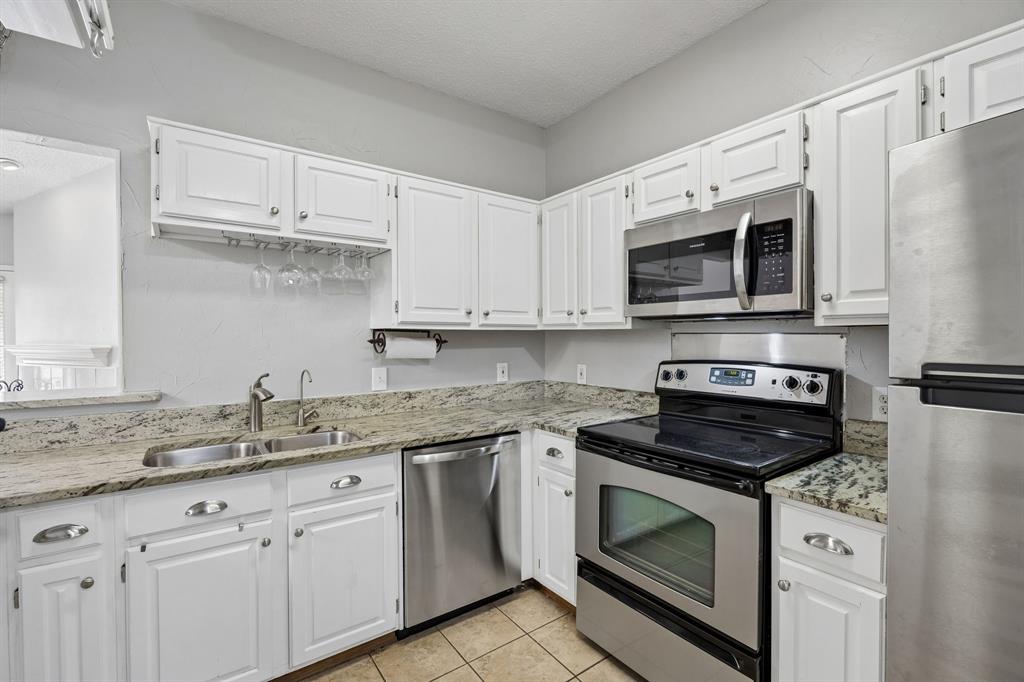 Oaks Of Lakewood Condo - Residential