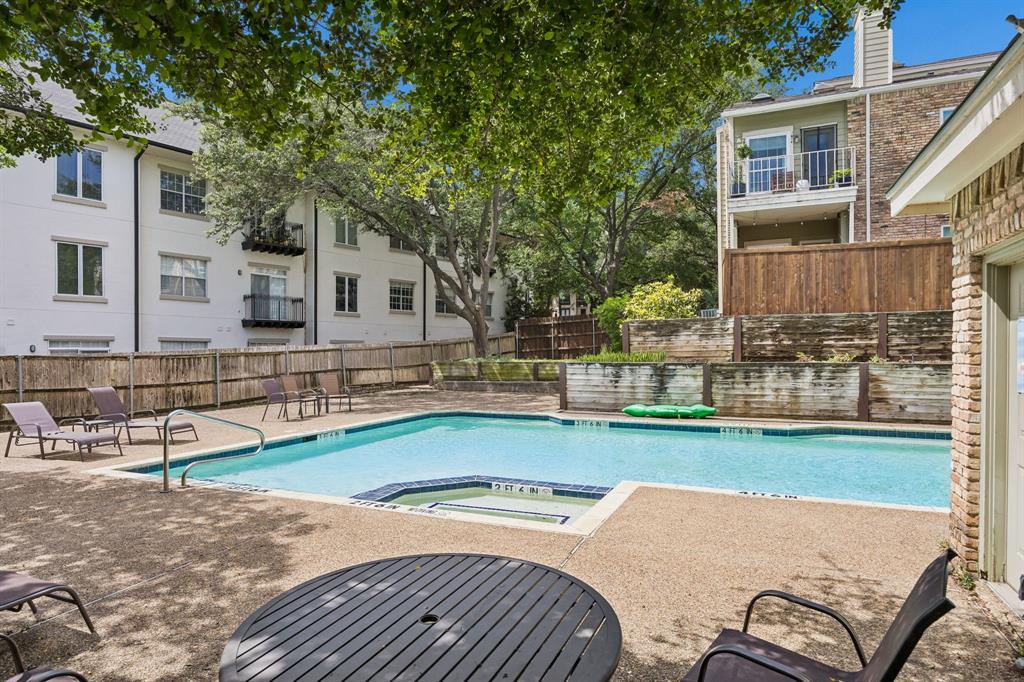 Oaks Of Lakewood Condo - Residential