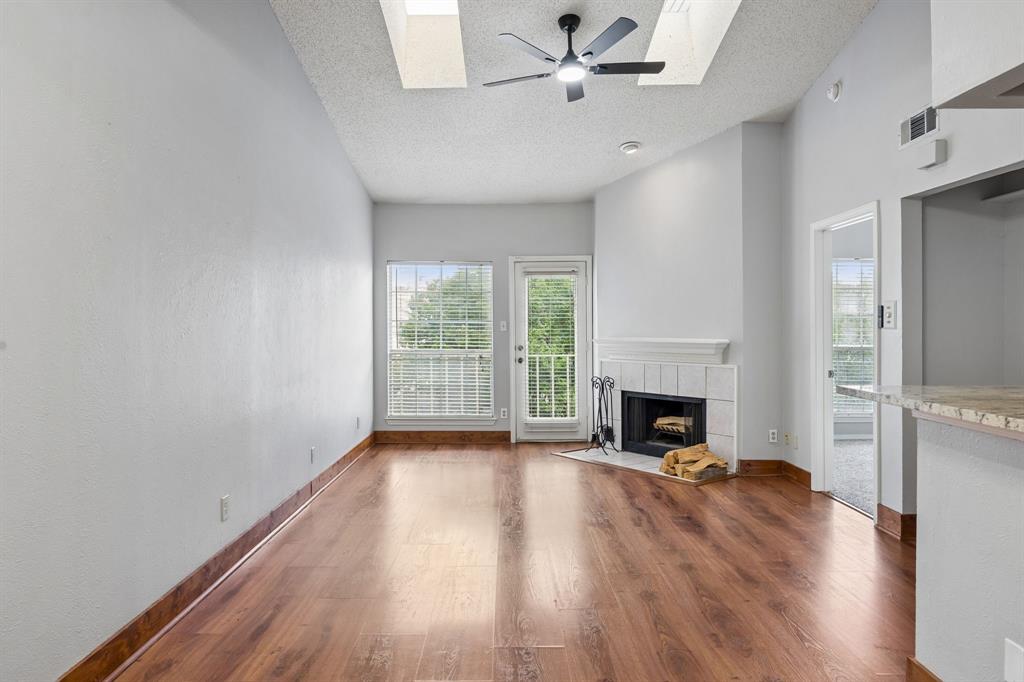 Oaks Of Lakewood Condo - Residential