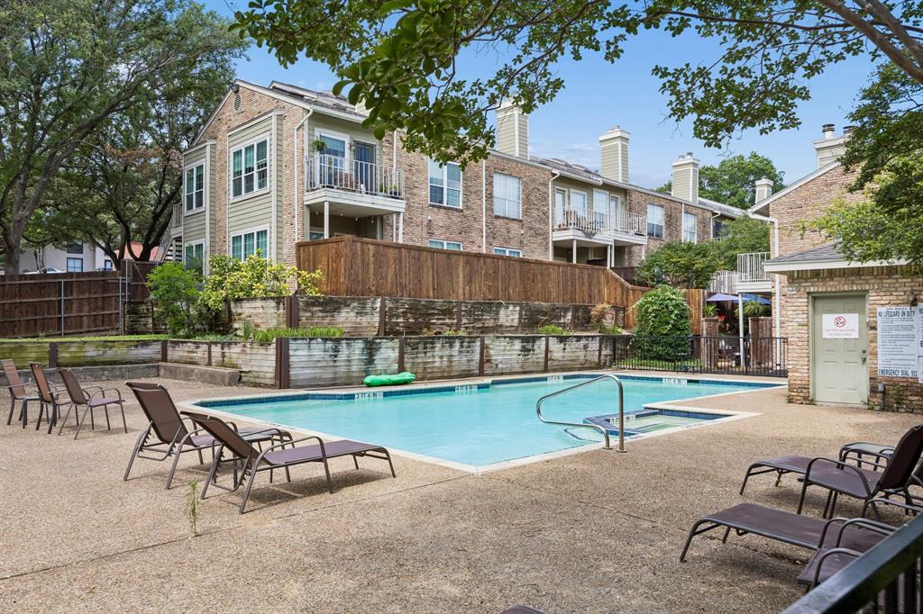 Oaks Of Lakewood Condo - Residential