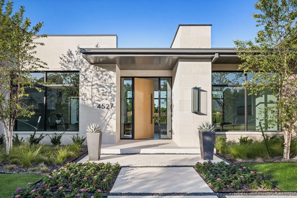 4527 N Lindhurst Avenue