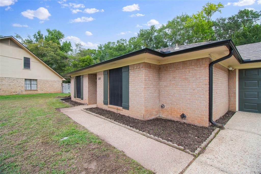 1107 Larkspur Ln.
