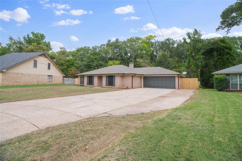 1107 Larkspur Ln.