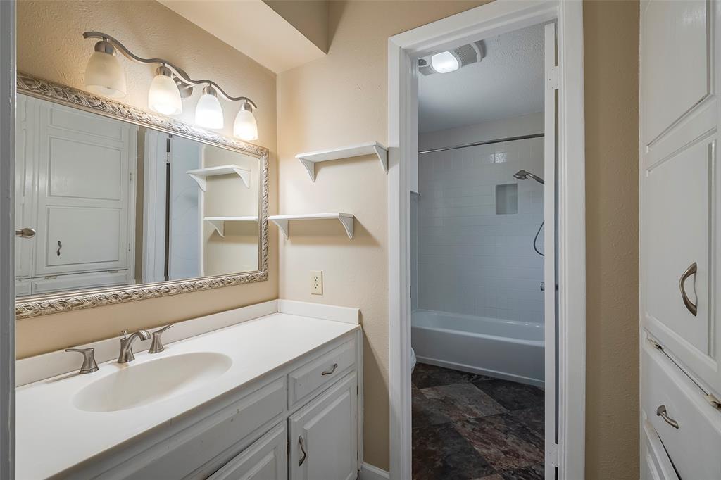 Granbury, Texas 76048, United States, 5 Bedrooms Bedrooms, ,4 BathroomsBathrooms,Residential,Pending,209327