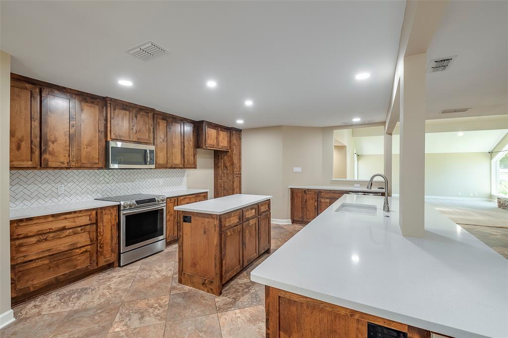 Granbury, Texas 76048, United States, 5 Bedrooms Bedrooms, ,4 BathroomsBathrooms,Residential,Pending,209327