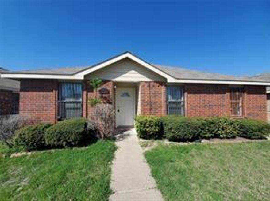 Great 3 bedroom, 2 bathroom home with an open floor plan and a spacious, fenced yard! Conveniently located with easy access to I-20 and I-35E, and just minutes from UNT.

This move-in ready home offers comfortable living in a prime location.

 No smoking inside the property.
 Rental insurance required.

Call today to schedule a viewing!