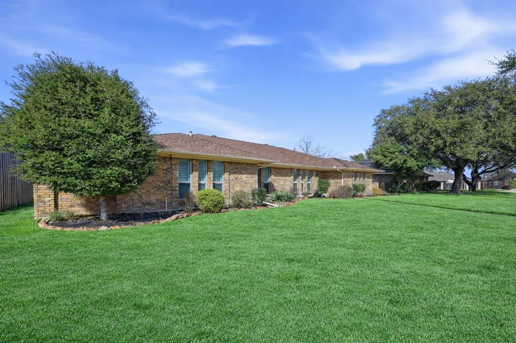 2305 Claridge Circle