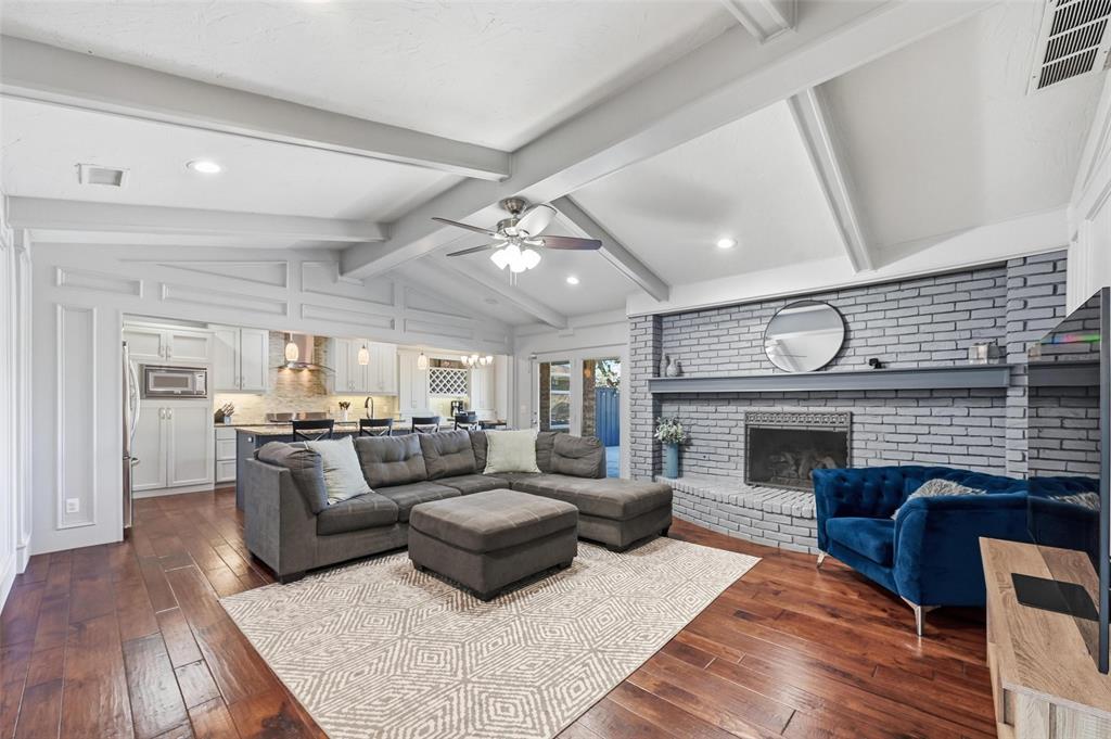 2305 Claridge Circle