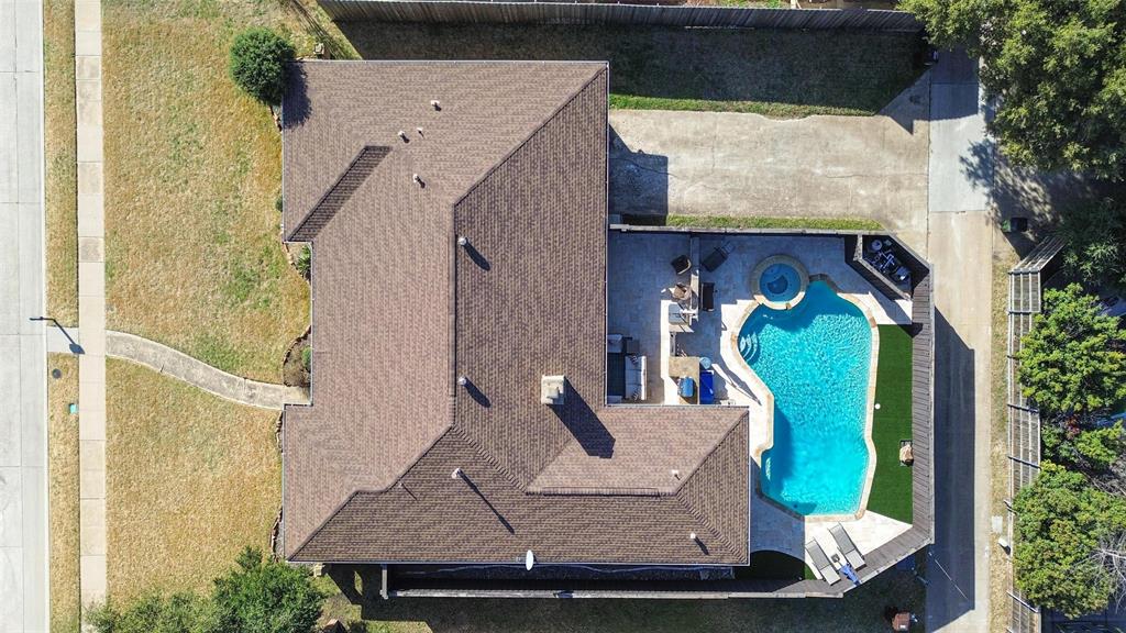 2305 Claridge Circle