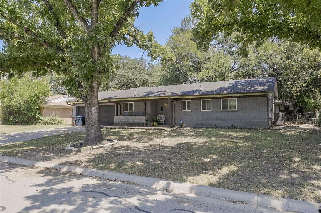 Photo of 7028 Willis Avenue, Fort Worth, TX 76116 (MLS # 21342952)