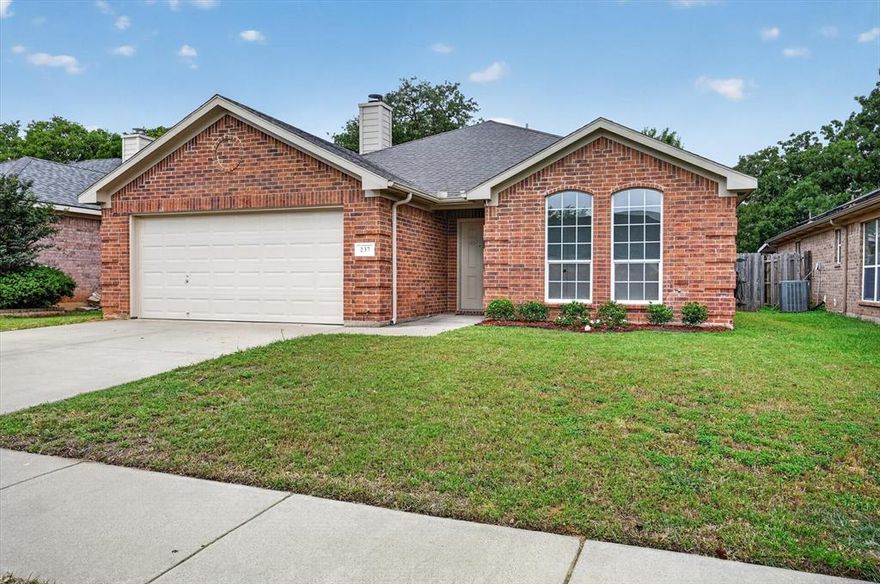 Welcome to this beautiful remodeled gem! This move-in-ready home offers a thoughtfully designed living space with an open floor plan, perfect for comfortable living and entertaining. The kitchen features ample cabinetry, generous counter space with new quartz countertops, a walk-in pantry, and a separate coffee bar- perfect for your morning routine. The spacious primary suite boasts separate vanities, a relaxing garden tub, and a brand-new walk-in shower. New carpet in all bedrooms and luxury vinyl plank flooring in common areas.
Step outside to a beautiful backyard with an extended covered patio, ideal for gatherings or relaxing evenings. Enjoy a convenient backyard gate for easy access to nearby soccer fields, a new walking track, and playgrounds, making this home perfect for outdoor enjoyment. New HVAC system.
This property is conveniently located near major highways, shopping malls, and dining. Don't miss out, schedule your showing today!