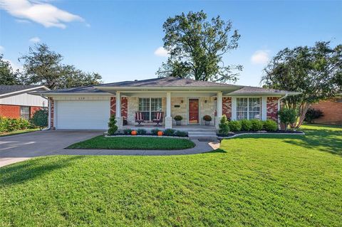 Photo of 230 Center Street, Whitesboro, TX 76273 (MLS # 21230986)