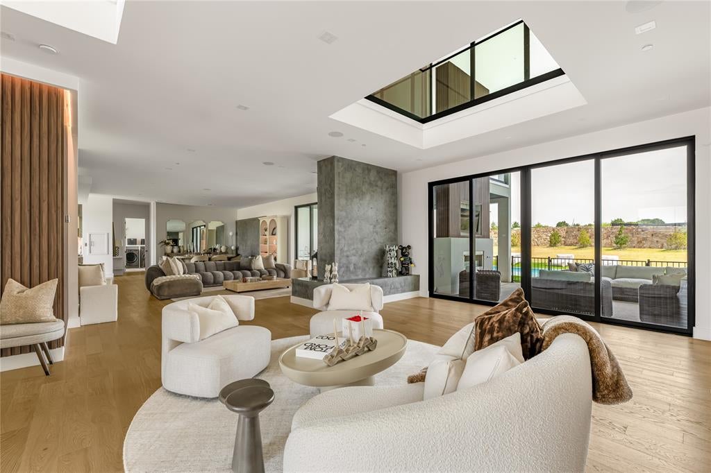 220 Sunset Point Trail
