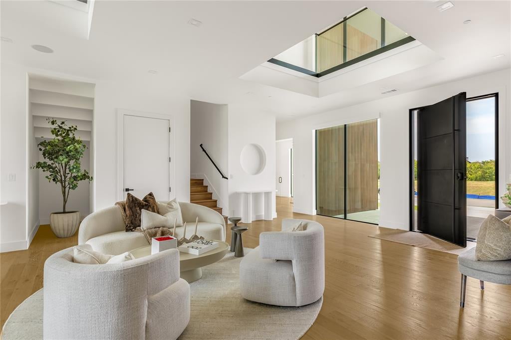 220 Sunset Point Trail
