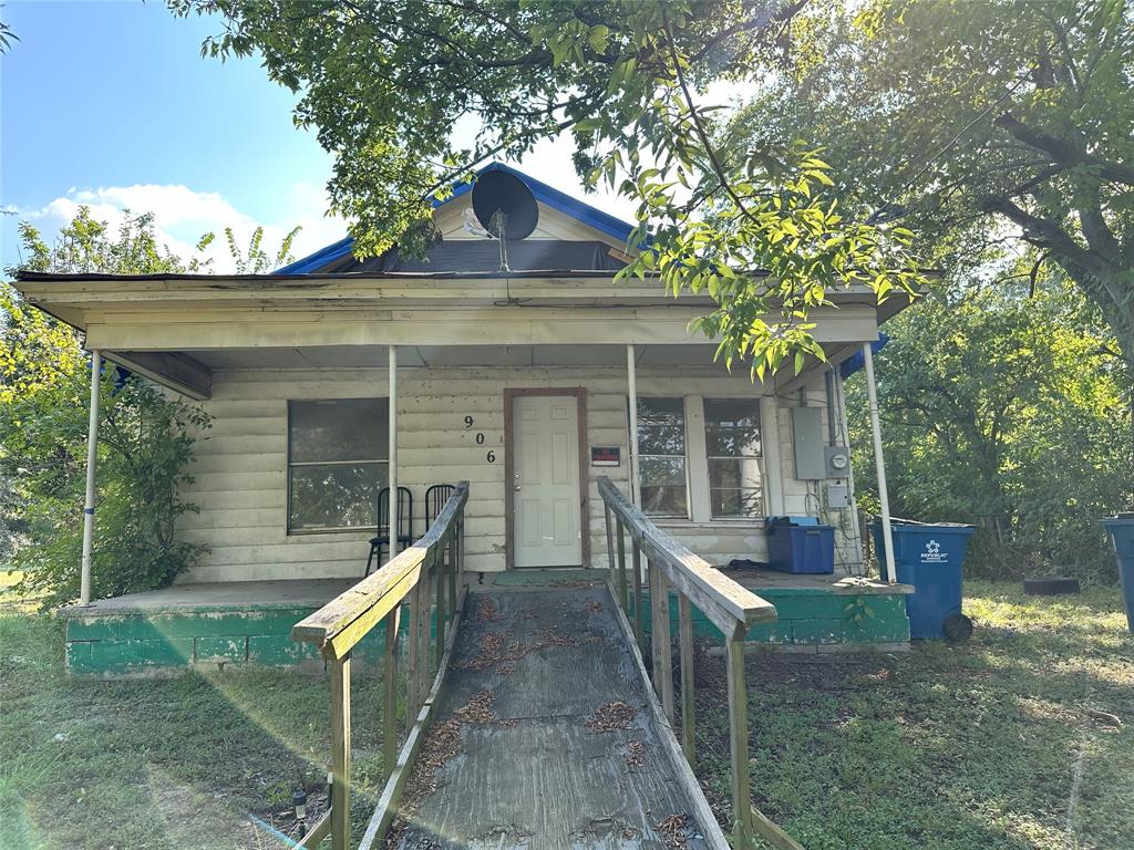 906 N Commerce Street