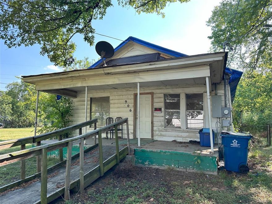 **PRICE REDUCED** 906 N Commerce Street is ready for a new owner to help get its shine back. Room to roam in the city limits! You'll be amazed by the magnificent yard and beautiful trees highlighting over an acre of prime real estate in the city limits of Corsicana.  Imagination, elbow grease, and a pocket full of nails would allow the savvy investor or do-it-yourselfer to resurrect the home that was once the talk of the town. Your next project is close to the award winning Downtown Corsicana, parks, grocery stores and the YMCA.