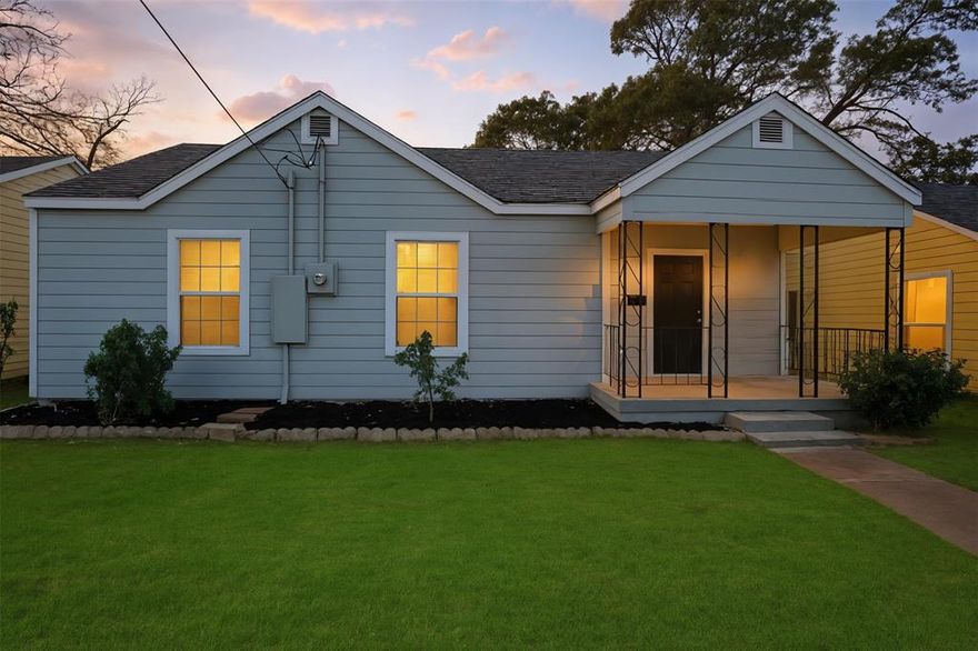 Newly Remodeled home, inside and outside both completely redone in 2025.
Located in the arts district, this newly remodeled home features an upgrade kitchen, with a beautiful dining room. Three spacious bedrooms with 2 bathrooms provide this home with a family feel. This property has a large fenced in back yard to enjoy outdoor sitting with the family. The siding on this home has been redone completely and professionally in November 2025. The home is close to a new Tom Thumb grocery store and is close to many restaurants to choose from along with parks in the area to walk to if you desire. The Modern Comfy home provides a great spot to settle down like many buyers appreciate. Don't miss the chance to own a piece of history in a prime location!