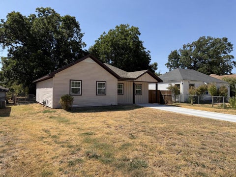 Photo of 1205 Oak Street, Grand Prairie, TX 75050 (MLS # 21388170)