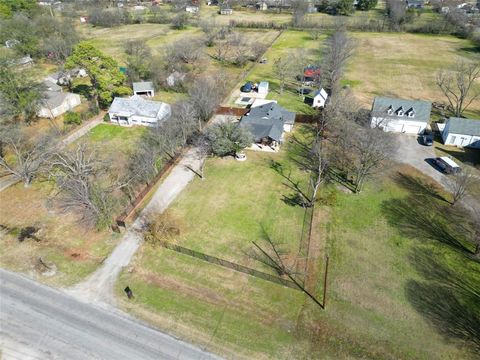 Photo of 906 Griffith Avenue, Terrell, TX 75160 (MLS # 21148093)