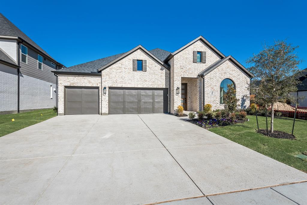 912 Shady Oaks Drive